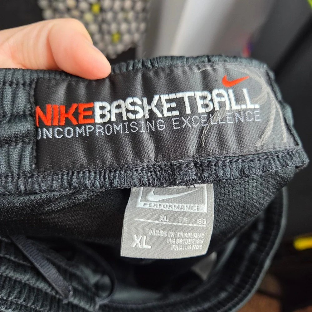 Nike Basketball Shorts Mens XL Black Silver Mesh Athletic Performance Pockets